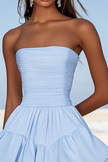 Bleu ciel Une ligne sans bretelles en mousseline de soie Mini robe de graduation avec volants